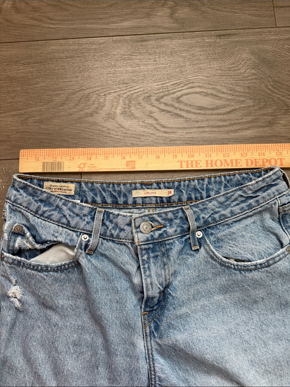 Levi’s Low Loose Light Wash Distressed Women’s Jeans Size 28 - Picture 9 of 10